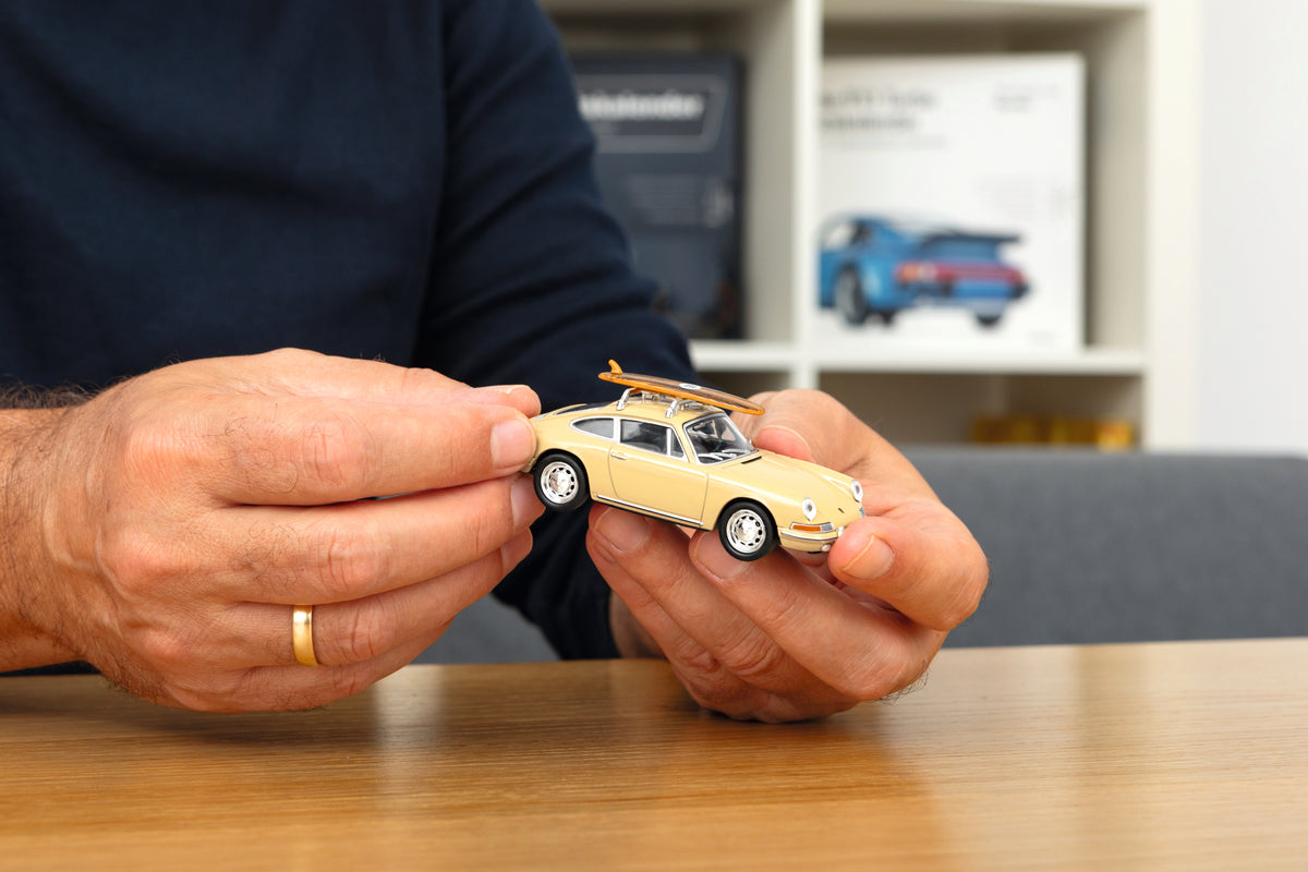 Porsche 911 with Surfboard Advent Calendar 1:43