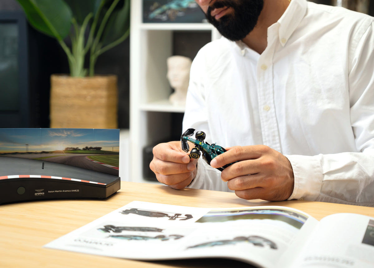 Aston Martin Armaco AMR25 F1 Advent Calendar 1:43